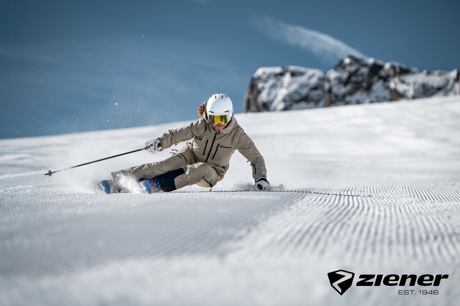 Skieuse équipée en tenue technique ZIENER dans un virage
